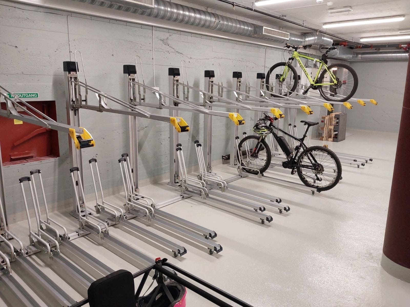 Sykkelstativ-i-2-hoyder-Easystack-Grensen-9B-Oslo.jpg