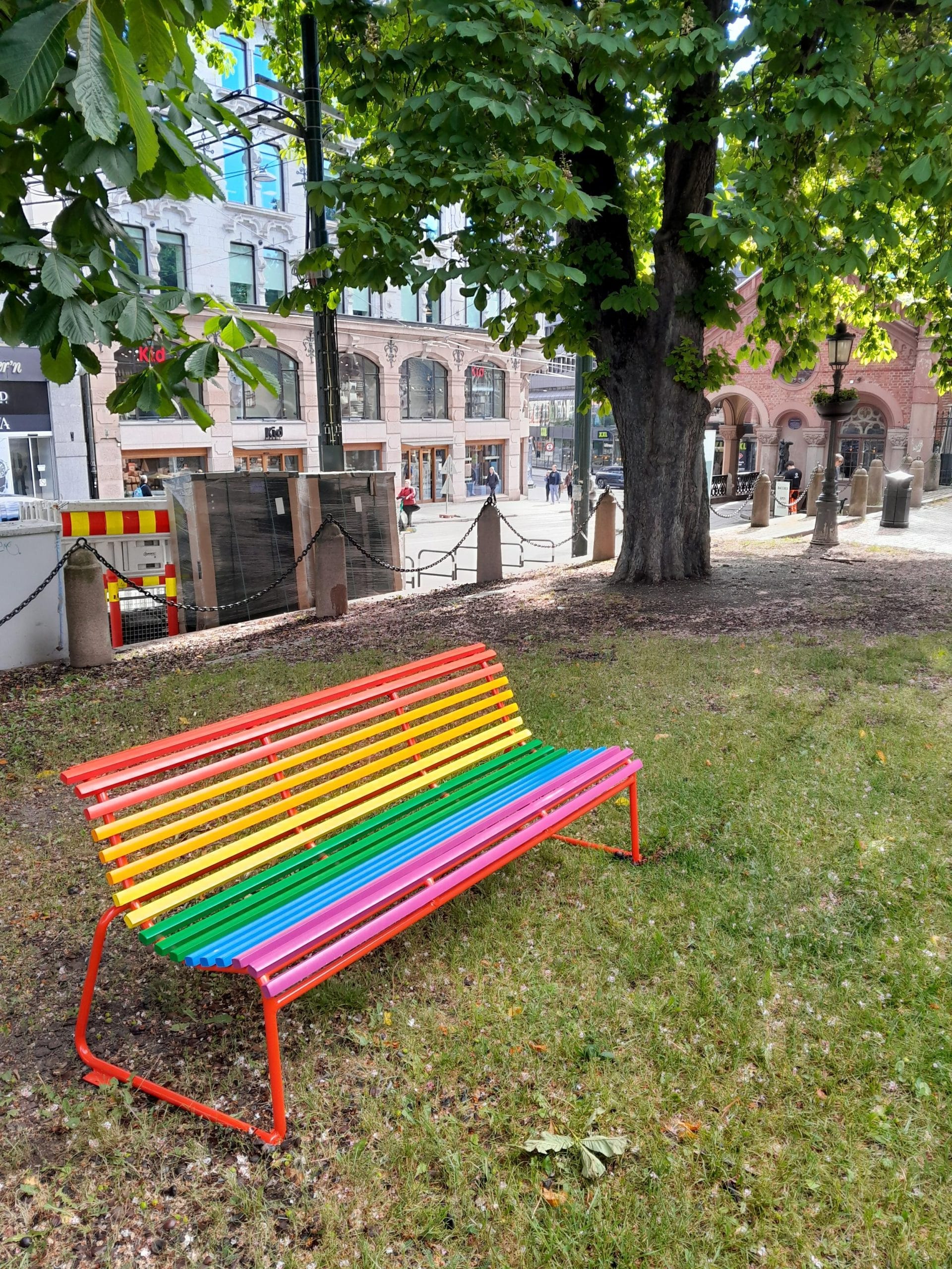 Oslobenken-Regnbuefarver-Domkirkeparken-Oslo-6.jpeg