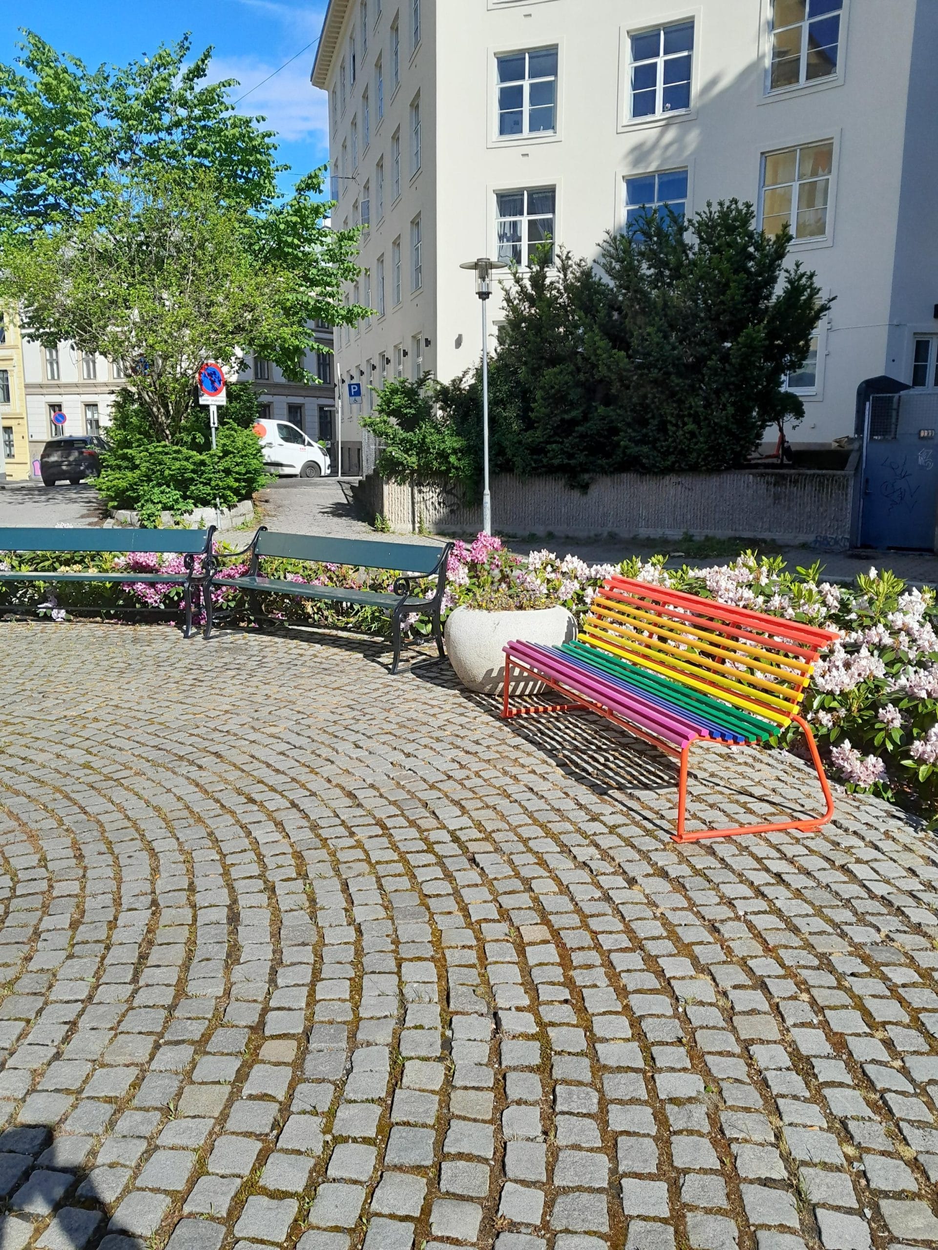 Oslobenken-Regnbuefarver-Ogrims-plass-Oslo-6.jpeg