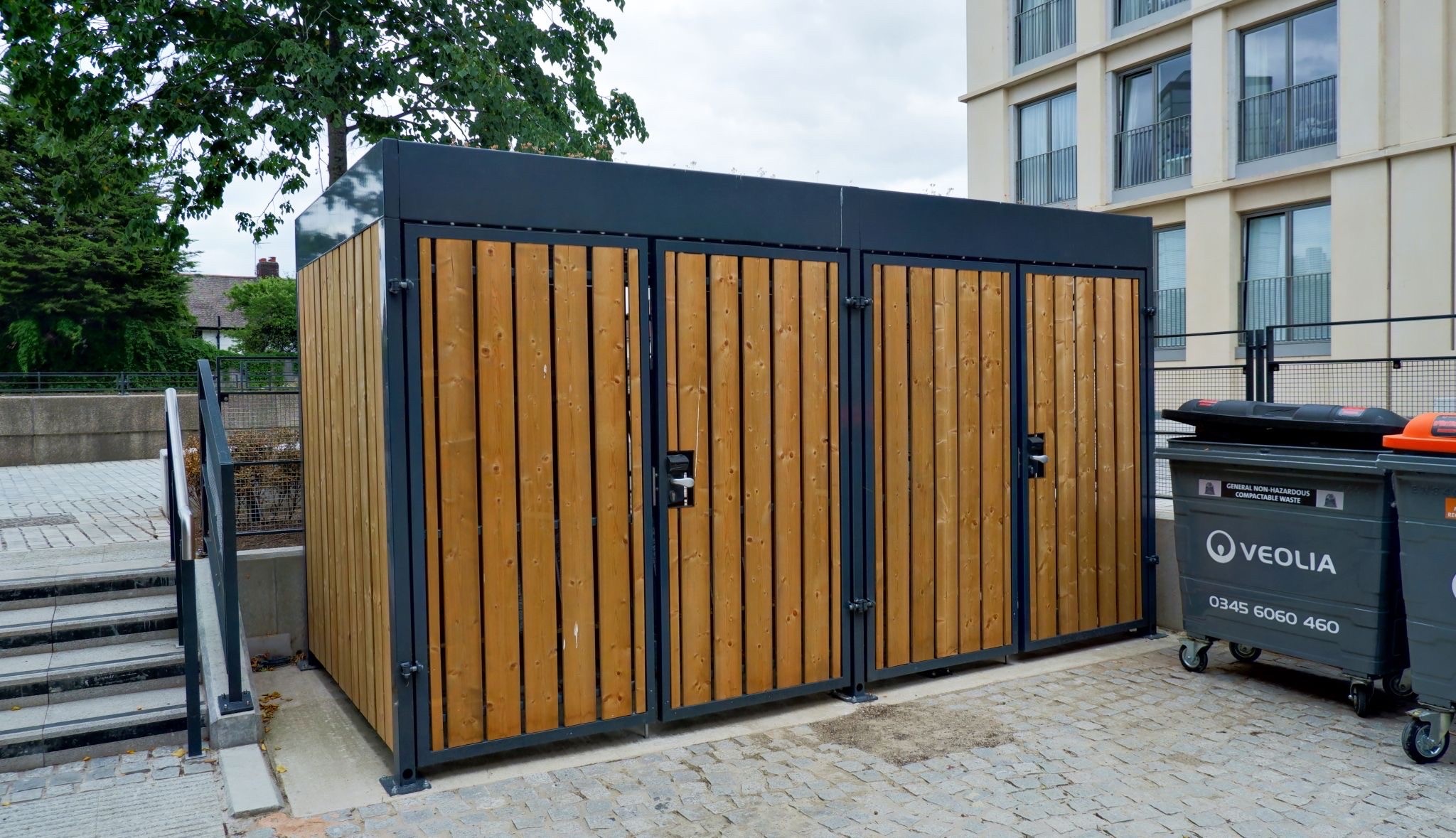 Cykelhotel-Cubic-Kompakt-Cedertræs-beklædning-3.jpg