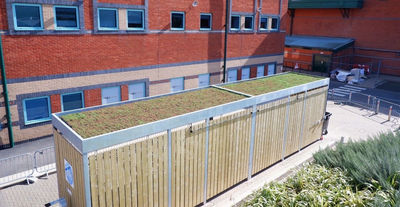Cykelhotel-Cubic-Kompakt-træbeklædning-og-Sedumtag-3.jpg